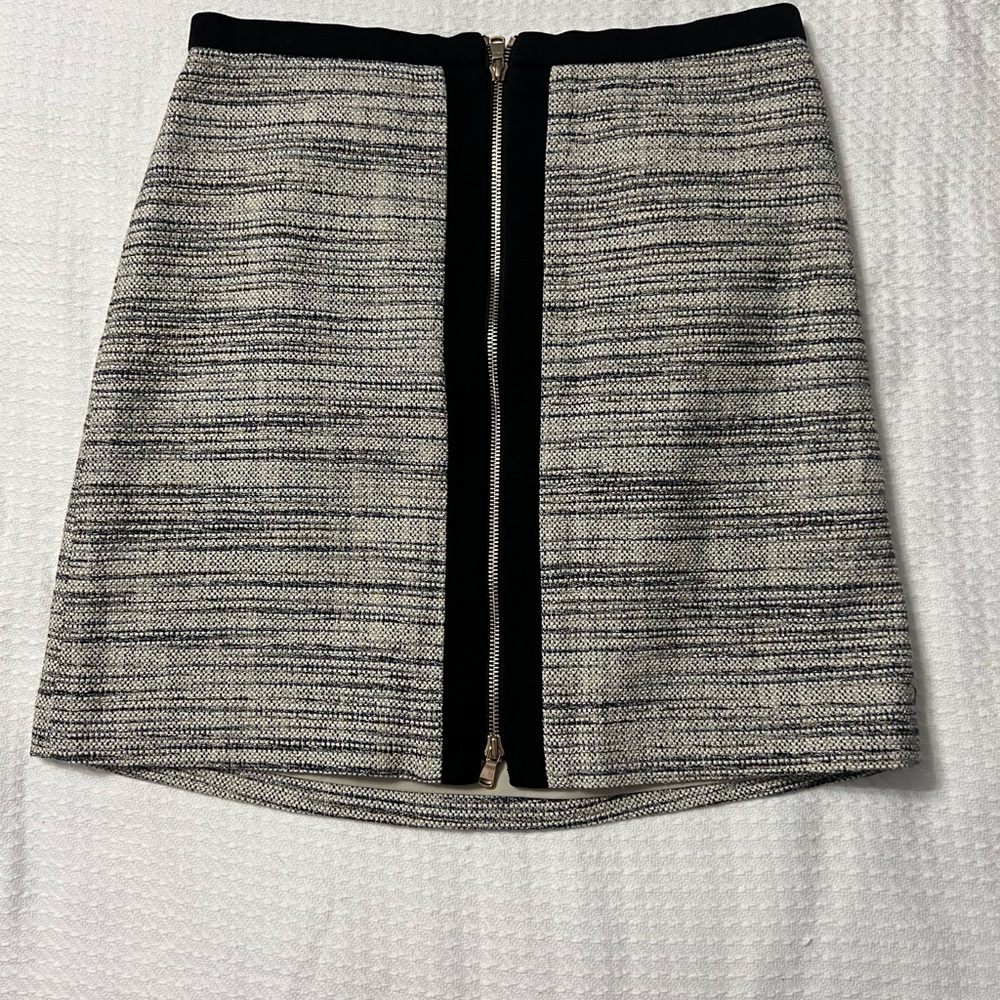 Ann Taylor Beige/Black/Gold Sparkle Tweed Zipper Skirt Size: 4. - Picture 2 of 6